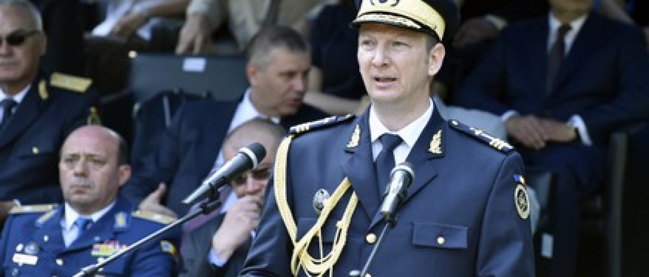 Animv Președintele României salută o noua generație de ofițeri ai Academiei ...