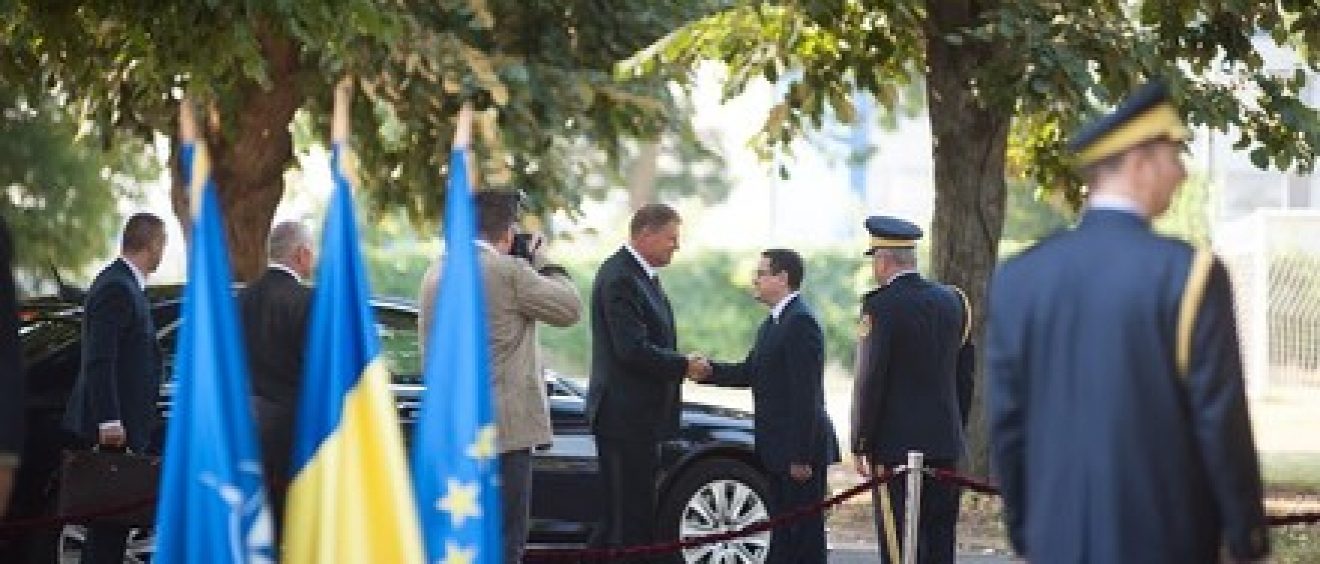Animv Președintele României salută o noua generație de ofițeri ai Academiei ...