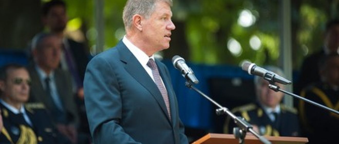 Animv Președintele României salută o noua generație de ofițeri ai Academiei ...