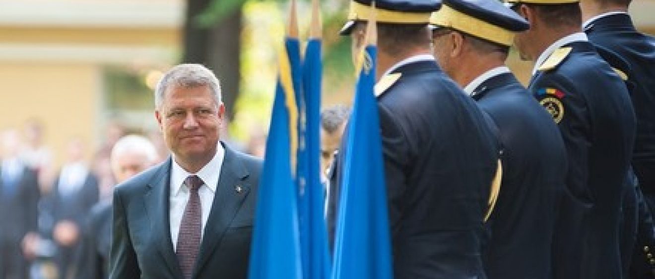 Animv Președintele României salută o noua generație de ofițeri ai Academiei ...