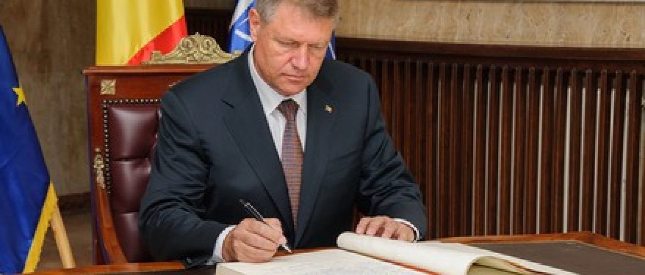 Animv Președintele României salută o noua generație de ofițeri ai Academiei ...
